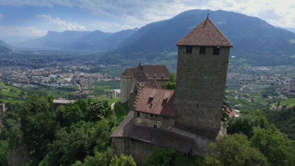 Schloss Tirol aus der Luft